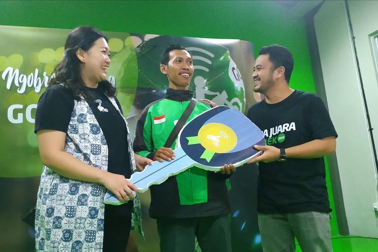 Anton Budi (39) pengemudi ojek online yang kehilangan motor namun tetap mengantarkan pesanan pada konsumen, dihadiahi sepeda motor oleh perusahaan tempatnya bekerja, Go-jek, Senin (27/5/2019).  Artikel ini telah tayang di Kompas.com dengan judul "Tetap Antar Makanan walau Motor Hilang, Driver Ojek Online Dapat Donasi Rp 90 Juta dan Motor",   Senin (27/5/2019)