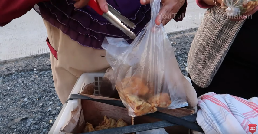 Salah satu videonya, mereka memborong gorengan dari seorang ibu-ibu penjual