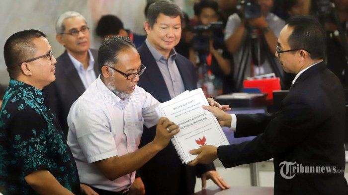 Ketua Tim Hukum Badan Pemenangan Nasional (BPN) Pasangan Capres dan Cawapres nomor urut 02 Hashim Djojohadikusumo bersama Ketua Tim Kuasa Hukum BPN Bambang Widjajanto dan Kuasa Hukum BPN Denny Indrayana saat menyerahkan berkas gugatan sengketa Pemilu 2019 di Gedung Mahkamah Konstitusi, Jakarta Pusat, Jumat (24/5/2019). Gugatan dilakukan oleh Tim BPN Prabowo Sandi ke MK karena pihaknya mengikuti koridor hukum. 