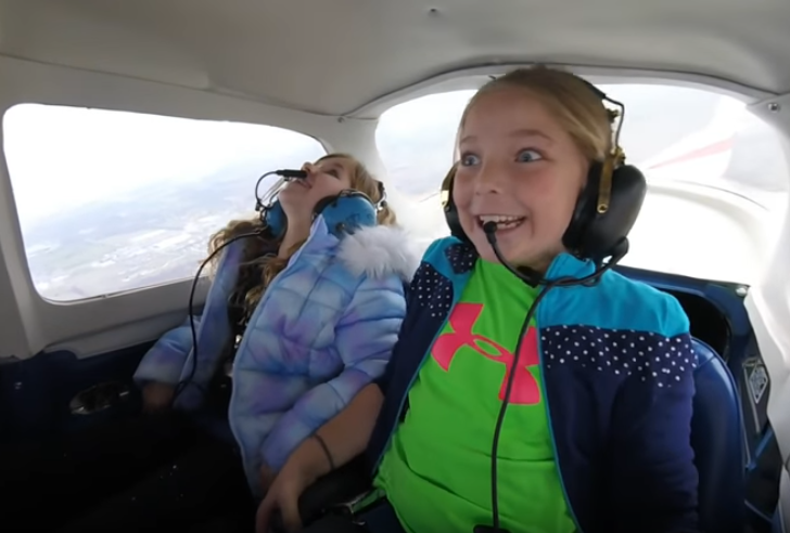 Video Jeremy Collins yang membawa anak berusia 9 tahun terbang dengan pesawat Cessna 172. 