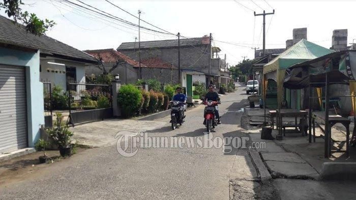 Lingkungan tempat tinggal TJ tersangka kepemilikan senjata api ilegal di Jalan MH Asyari, RT 05/01, Kelurahan Cibinong, Kecamatan Cibinong, Kabupaten Bogor, Jawa Barat, Selasa (28/5/2019). 