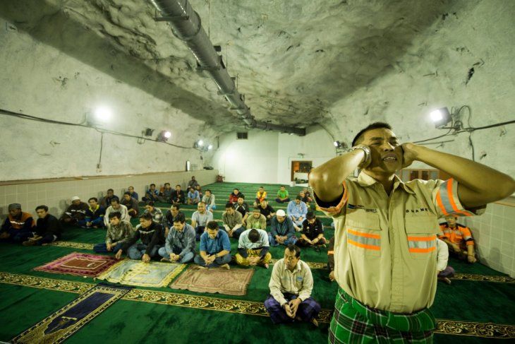 Suasana ibadah Masjid Baabul Munawwar milik PT Freeport Indonesia.