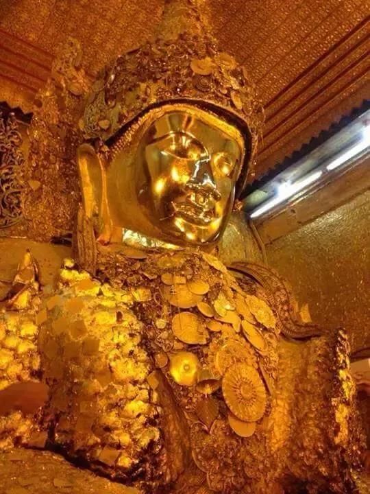 Patung Buddha Maha Muni di Myanmar.