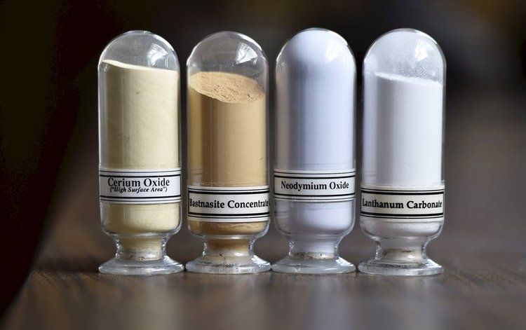 Sampel mineral tanah jarang, dari kiri, Cerium oxide, Bastnasite, Neodymium oxide, dan Lanthanum carbonate, dipamerkan selama tur fasilitas Mountain Pass Rare Earth di Mountain Pass, California, 29 Juni 2015