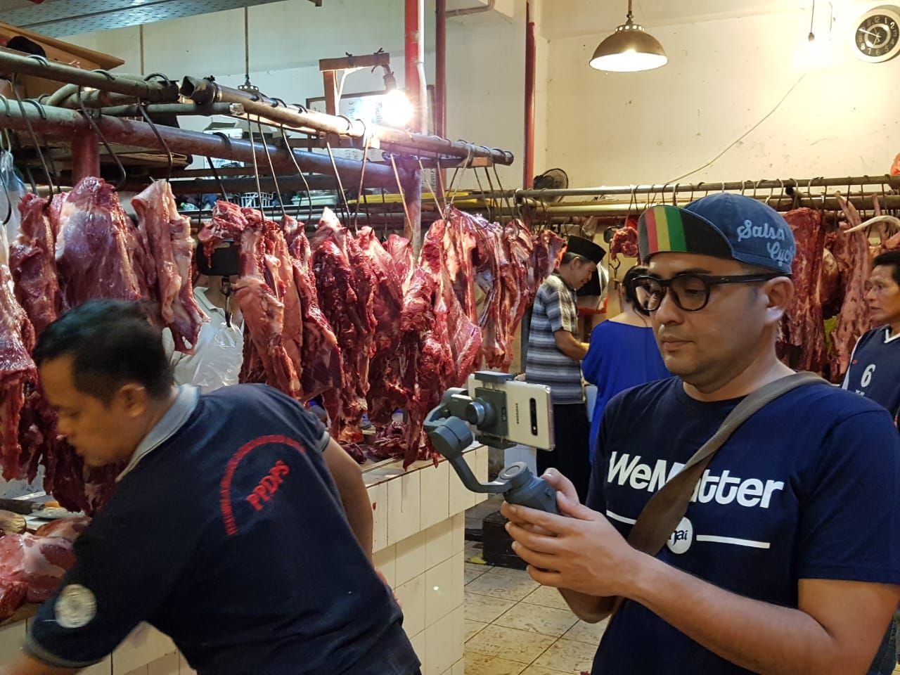 Membuat cerita jurnalistik dengan smartphone atau teknik mobile videography amatlah mudah. Pasar tradisional bisa jadi tempat berlatih yang baik. 