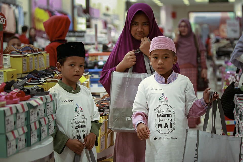 Foto anak yatim berbelanja baju lebaran