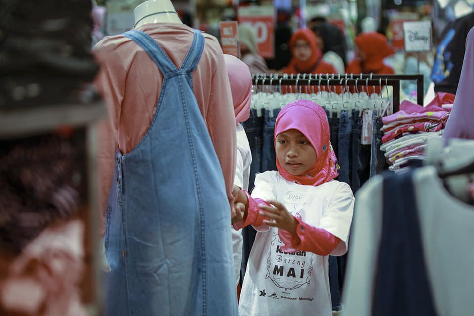 Foto anak yatim berbelanja baju lebaran