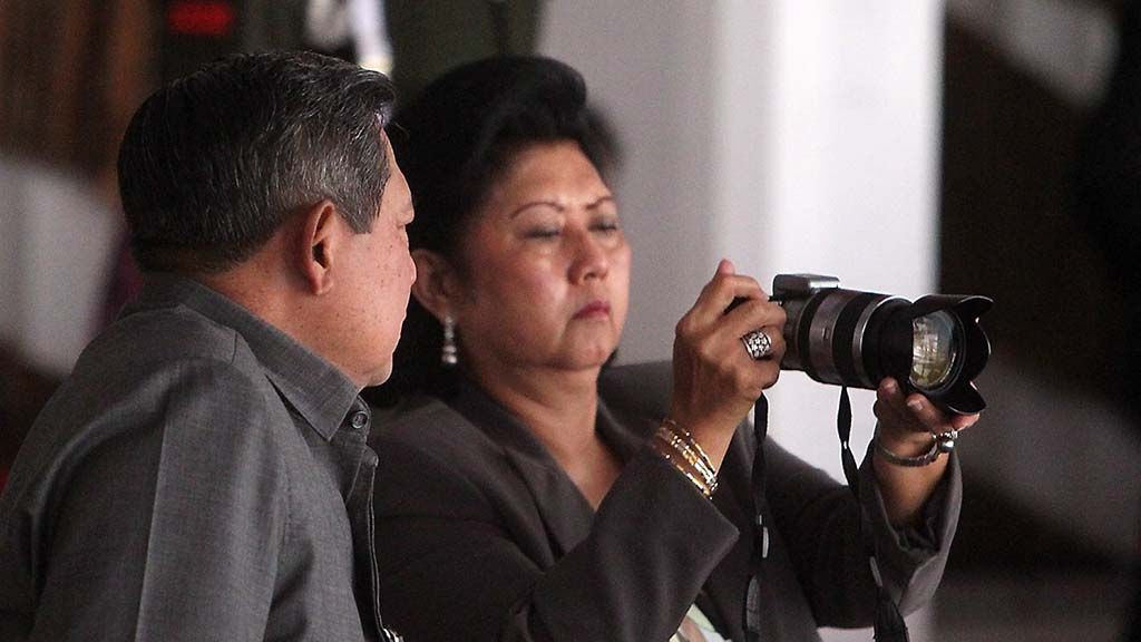 Presiden Susilo Bambang Yudhoyono hadir dalam upacara pengukuhan pasukan pengibar bendera pusaka (Paskibraka) di Istana Negara, Jakarta, Senin (15/8/2011). 