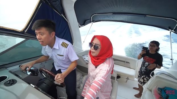 Di Video Ini Ria Ricis Hampir Dibuat Jatuh Captain Vincent Raditya di Laut Lepas, Pesawat Hingga Kapal Ini Jadi Bukti Kekayaannya