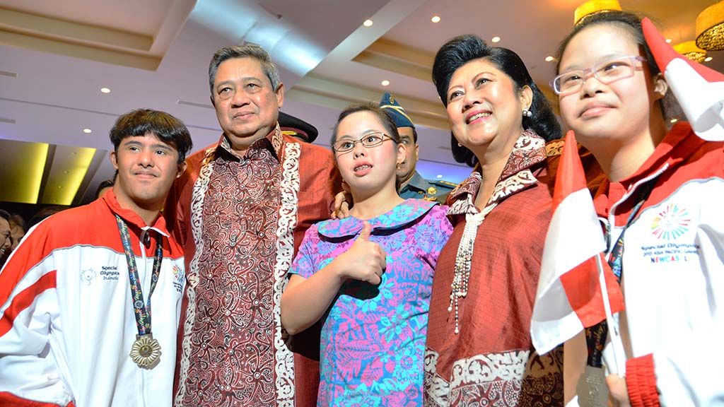 Presiden Susilo Bambang Yudhoyono dan Ibu Negara Ani Yudhoyono foto bersama anak-anak berkebutuhan khusus yang tergabung dalam Special Olimpic Indonesia, pada peringatan Hari Anak Nasional di TMII, Jakarta Timur, Rabu (6/8/2014). 