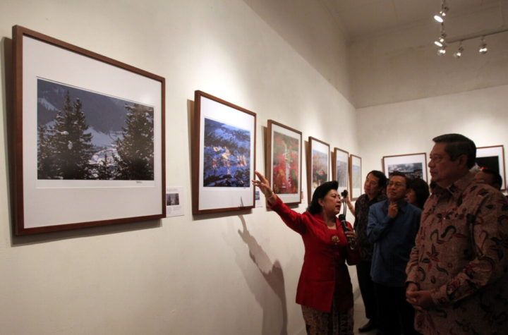 Ny Ani Yudhoyono menjelaskan makna foto kepada hadirin saat berlangsungnya pameran foto yang masih berkaitan dengan acara peluncuran buku “Selaras Warna Harmony – Sebuah Perjalanan Fotografi Ani Yudhoyono di Galeri Nasional, Jakarta, Jumat (28/10/2011) malam. 