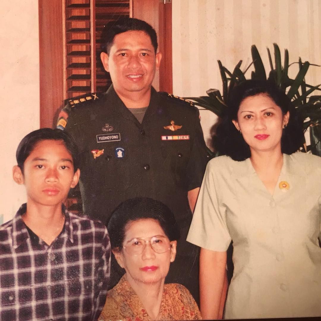 Ani Yudhoyono ketika berfoto bersama ibunda tercinta