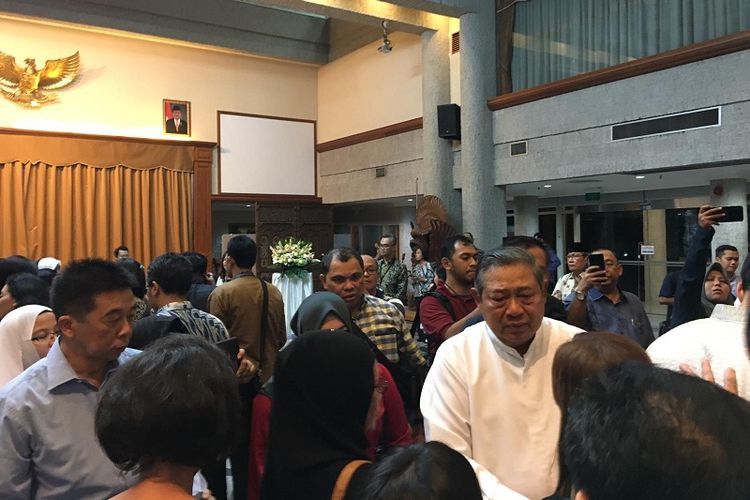 Presiden ke-6 Republik Indonesia Susilo Bambang Yudhoyono ketika menyalami warga negara Indonesia di Ruang Riptaloka KBRI Singapura, Sabtu (1/6/2019). (Kompas.com/Ericssen)