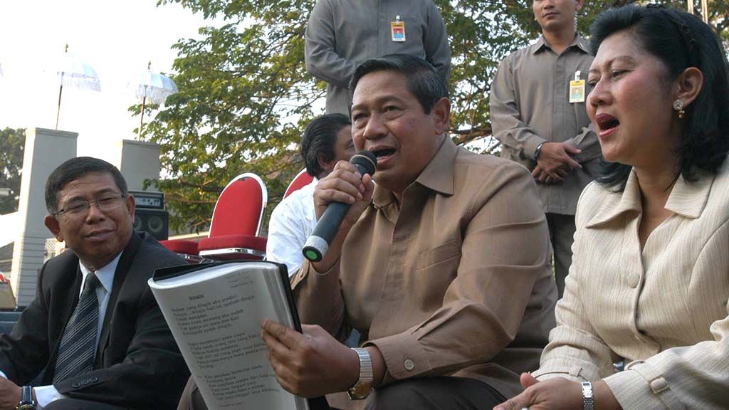 Presiden Susilo Bambang Yudhoyono bersama mantan pacarnya, Ny Ani Herawati Yudhoyono bernyanyi saat mencek panggung dan sistem suara di di panggung yang di depan Istana Negara, Jakarta, 16 Agustus 2006 lalu.