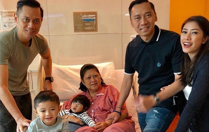 Kala Ani Yudhoyono bersama anak-anak, menantu, dan cucu-cucu.