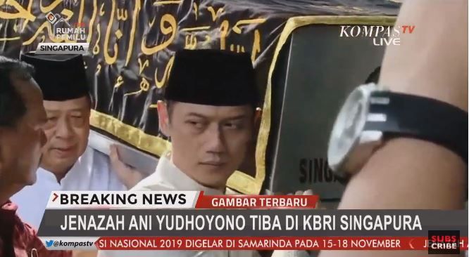 SBY dan AHY mengangkat peti jenazah Ani Yudhoyono. 
