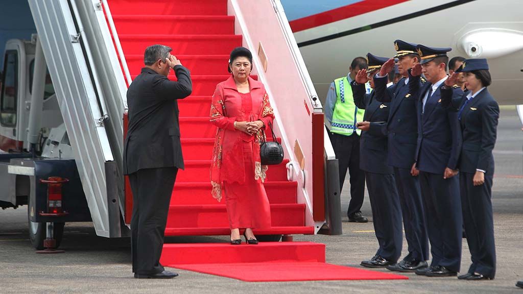 Presiden Susilo Bambang Yudhoyono didampingi Ny Ani Yudhoyono turun dari pesawat kepresidenan setibanya di Bandara Halim Perdanakusumah, Jakarta, Kamis (4/9/2014).