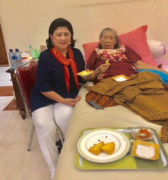 Banjir Doa! Usai Meninggalnya Ibu Ani Yudhoyono, Fotonya Saat Suapi Sang Ibu Ketika Sakit Kini Jadi Viral