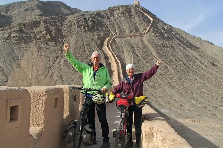 Pasangan kakek-nenek melakukan perjalanan ke Tembok Besar China dengan menggunakan sepeda