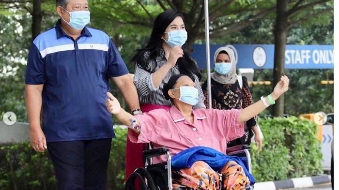 Ani Yudhoyono saat diizinkan ke luar ruang perawatan di National University Hospital (NUH) Singapura. Ani Yudhoyono dirawat 4 bulan di RS ini sebelum akhirnya meninggal dunia, Sabtu (1/6/2019) pukul 11:50 waktu Singapura. (@aniyudhoyono) 