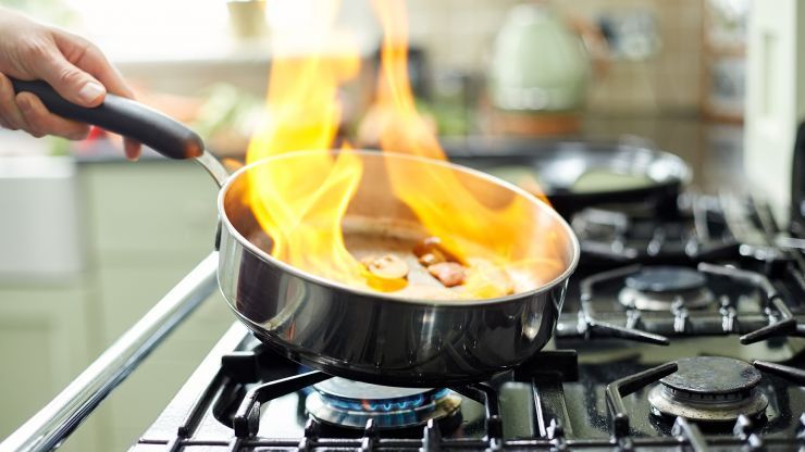 Zao Jun Gong atau Malaikat Dapur, melambangkan elemen Api.