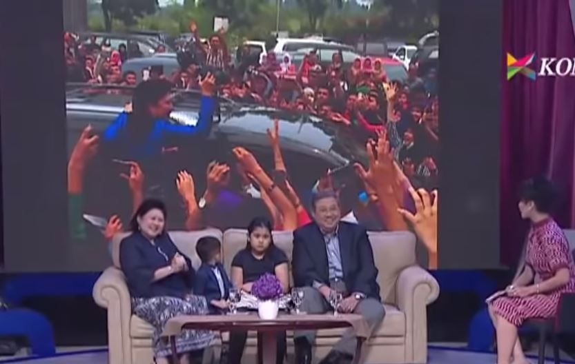 Foto Ani Yudhoyono memanjat mobil. 