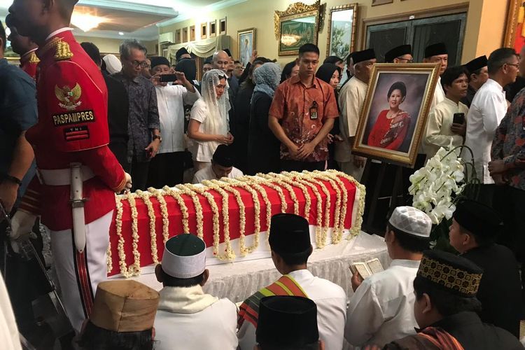Jenazah Ani Yudhoyono, disemayamkan di Puri Cikeas, Sabtu (1/6) malam.