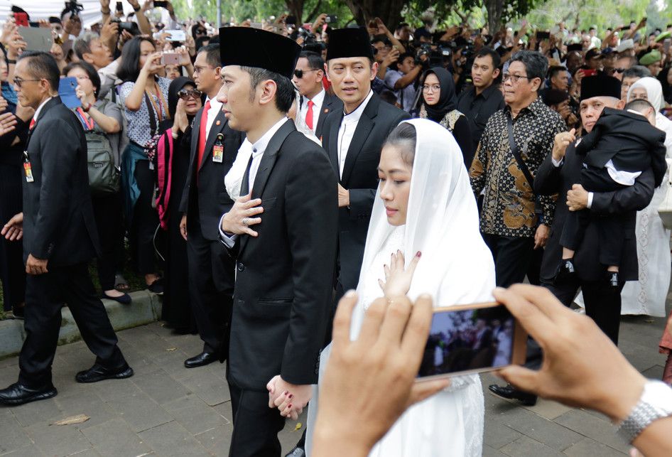 Edhie Baskoro Yudhoyono (depan) dan Agus Harimurti Yudhoyono mengantarkan jenazah Ibu Negara 2004-2014 Ani Yudhoyono ke peristirahatan terakhir di Taman Makam Pahlawan Kalibata, Jakarta Selatan, Minggu (2/6/2019). Ani Yudhoyono meninggal karena sakit kanker darah.