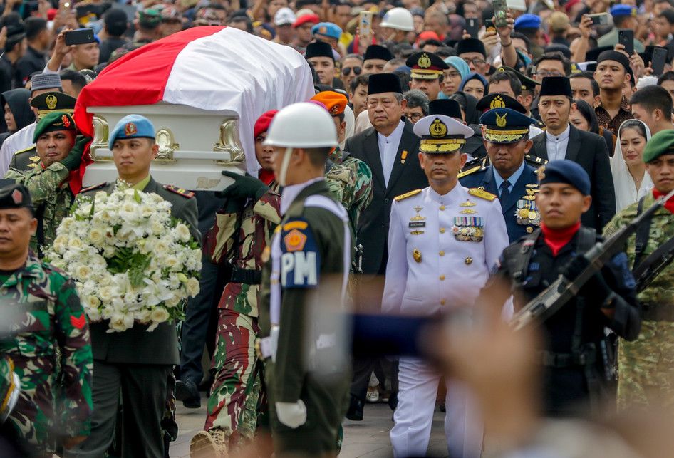 Presiden ke-6 RI Susilo Bambang (tengah) dan Edhie Baskoro Yudhoyono (tiga kanan) mengantarkan jenazah Ibu Negara 2004-2014 Ani Yudhoyono ke peristirahatan terakhir di Taman Makam Pahlawan Kalibata, Jakarta Selatan, Minggu (2/6/2019). Ani Yudhoyono meninggal karena sakit kanker darah.