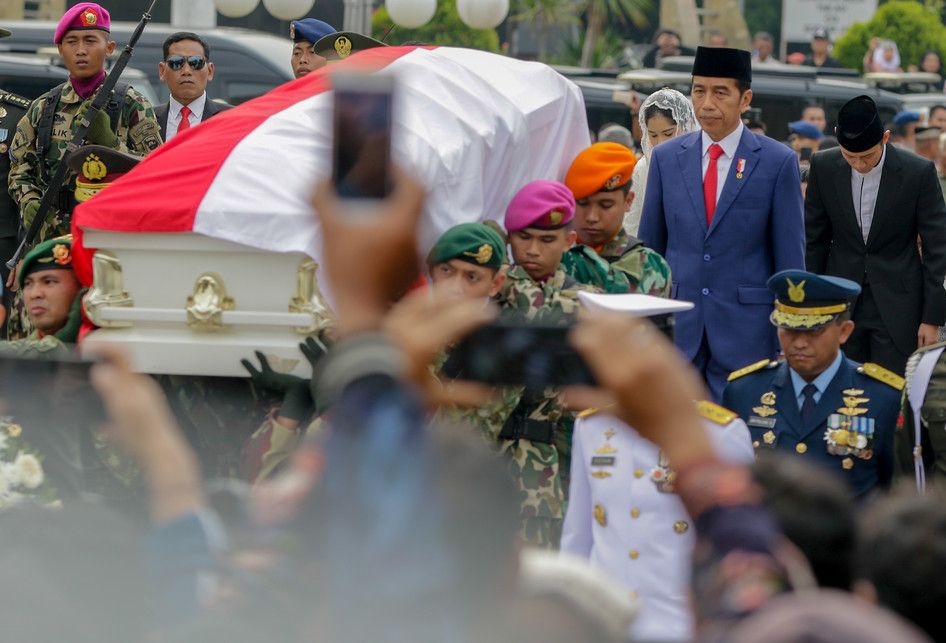 Presiden RI Joko Widodo mengantarkan jenazah Ibu Negara 2004-2014 Ani Yudhoyono ke peristirahatan terakhir di Taman Makam Pahlawan Kalibata, Jakarta Selatan, Minggu (2/6/2019). Ani Yudhoyono meninggal karena sakit kanker darah.