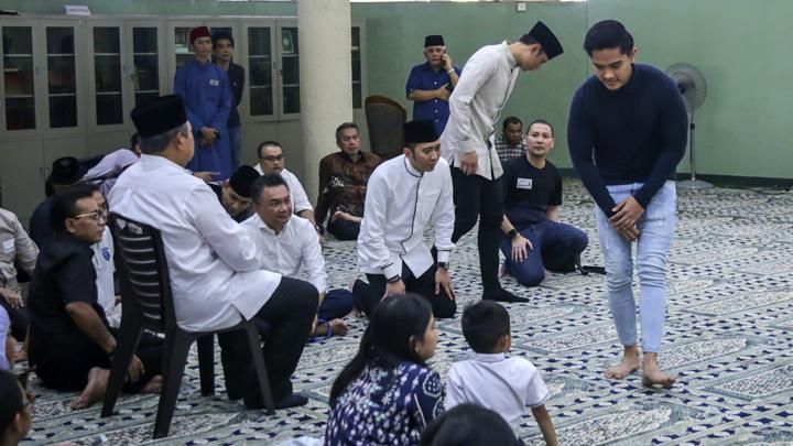 Kaesang Pangarep ketika melayat Ibu Ani Yudhoyono di KBRI Singapura.