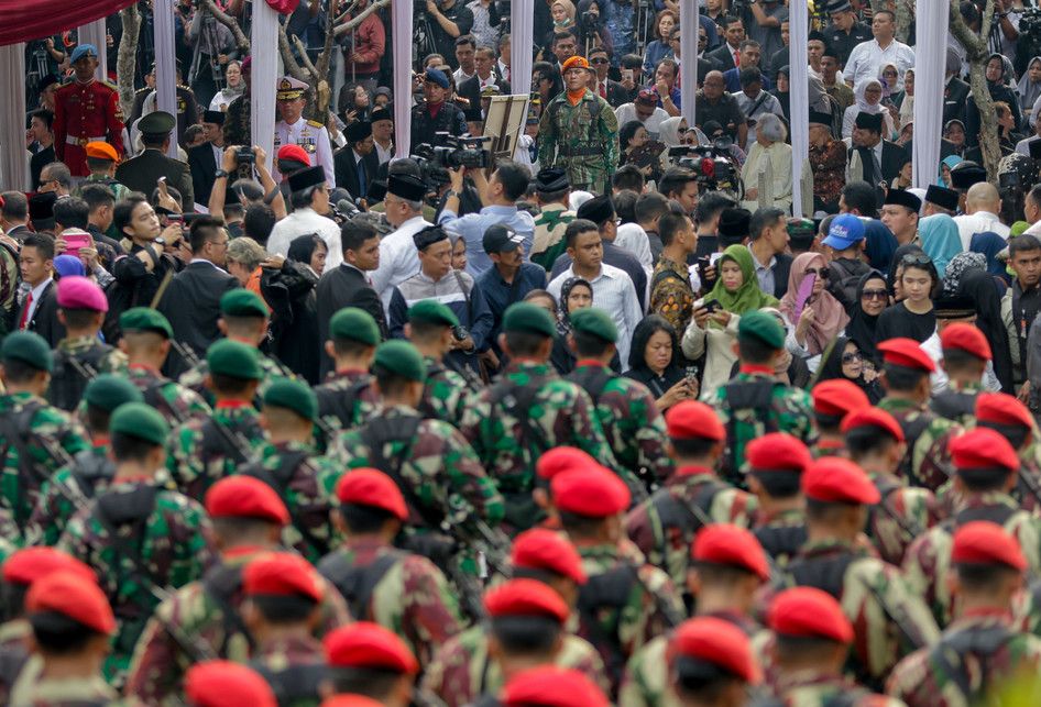 Prosesi pemakaman secara militer dilakukan untuk mengantarkan jenazah Ibu Negara 2004-2014 Ani Yudhoyono ke peristirahatan terakhir di Taman Makam Pahlawan Kalibata, Jakarta Selatan, Minggu (2/6/2019). Ani Yudhoyono meninggal karena sakit kanker darah.