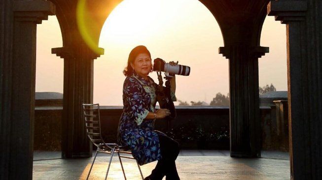 Ibu Ani Yudhoyono dan kamera andalannya. 