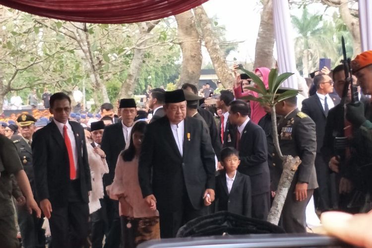 Presiden keenam Susilo Bambang Yudhoyono didampingi dua cucunya saat mengantar jenazah istrinya, Ani Yudhoyono, di TMP Kalibata, Minggu (2/6/2019).