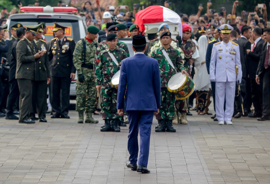Presiden RI Joko Widodo berjalan mendekati iringan jenazah Ibu Negara 2004-2014 Ani Yudhoyono saat tiba di Taman Makam Pahlawan Kalibata, Jakarta Selatan, Minggu (2/6/2019). Ani Yudhoyono meninggal karena sakit kanker darah.