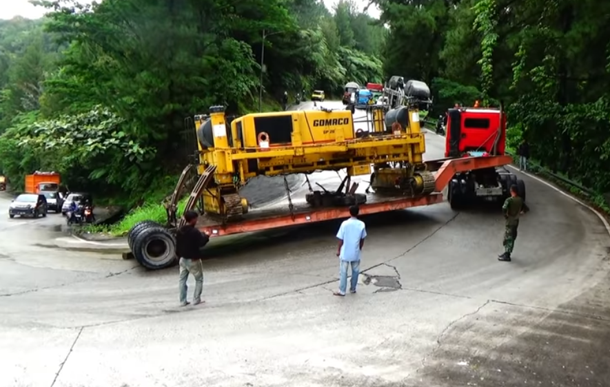 Video detik-detik saat truk menanjak di tanjakan Sitinjau Lauik, Padang. 