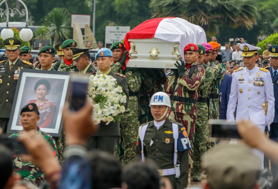 Pasukan membawa peti jenazah Ibu Negara 2004-2014 Ani Yudhoyono ke peristirahatan terakhir di Taman Makam Pahlawan Kalibata, Jakarta Selatan, Minggu (2/6/2019). Ani Yudhoyono meninggal karena sakit kanker darah.