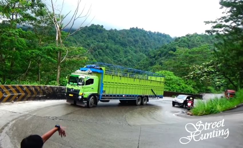 Cuplikan video detik-detik saat truk tidak kuat menanjak di tanjakan Sitinjau Lauik, Padang. 