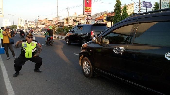 Kompol Tutu Mulyana mengatur arus lalu lintas sambil Goyang Boboho