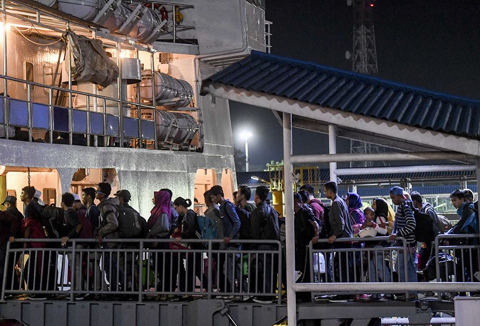 Pemudik tujuan Sumatera antre memasuki kapal Roro di Pelabuhan Merak, Banten, Sabtu (1/6/2019). Peningkataan jumlah penumpang di Pelabuhan Merak terus terjadi dan diperkirakan berlanjut hingga 2 Juni.