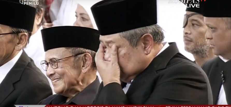 SBY meneteskan air mata melihat jenazah Ani Yudhoyono tertutup tanah