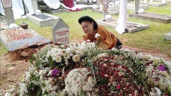 Seorang wanita meneteskan air mata di makam Ani Yudhoyono