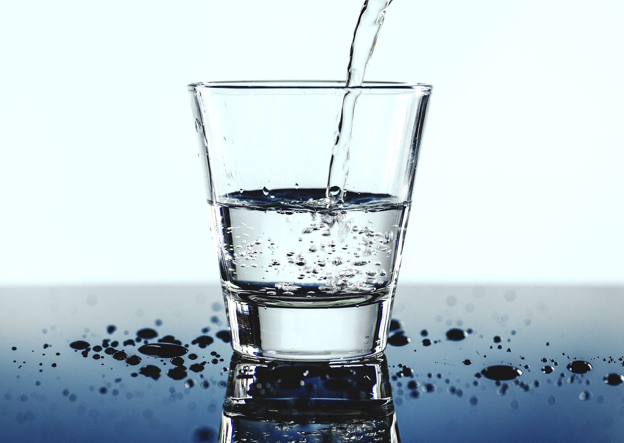 Ilustrasi meminum air asin