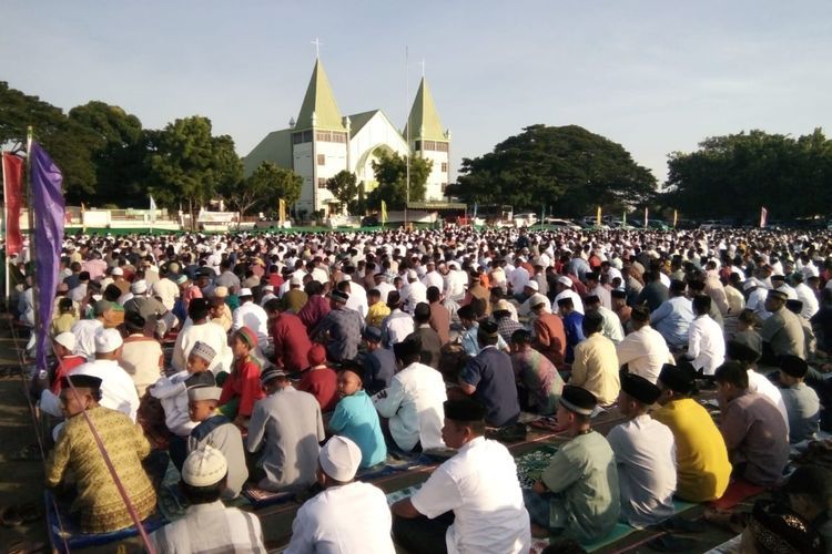 Ribuan umat muslim menunaikan shalat Id di depan Gereja GMIT Kalvari Kota Maumere, Flores, Nusa Tenggara Timur