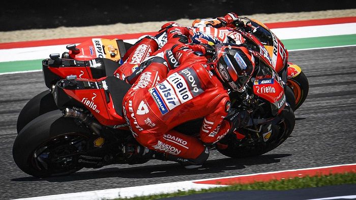 Foto duel di tikungan pertama last lap MotoGP 2019, Mugello-Italia