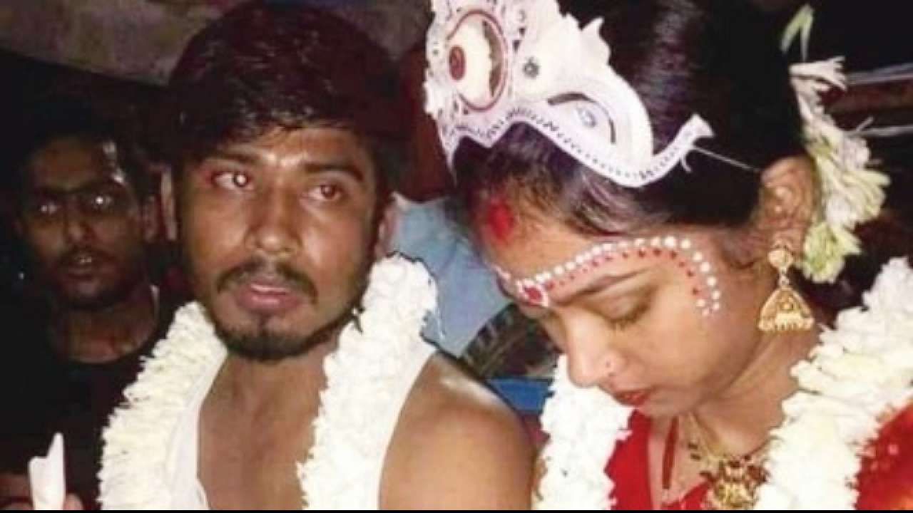 Berkat aksi nekatnya, Ananta Burman akhirnya dinikahkan dengan Lupita, kekasihnya 8 tahun, di kuil setempat. 