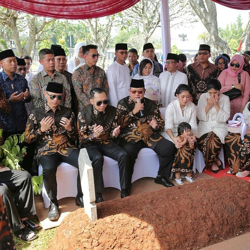 SBY jelaskan makna kain pilihan mendiang Ani Yudhoyono yang digunkaan oleh keluarganya saat ziarah ke makam sang istri