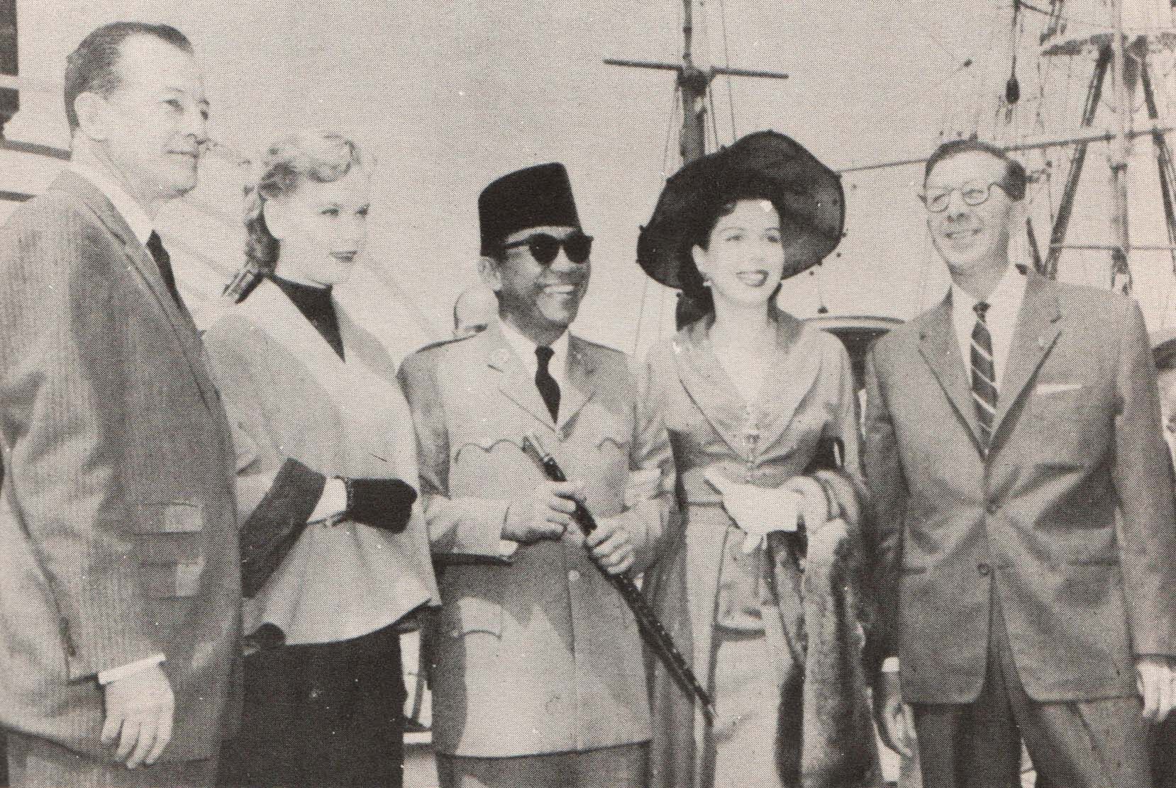 Eric Johnston, Ann_Francis, Sukarno, Ann Miller, dan Dore Schary. Foto ketika kunjungan perdana Presiden Soekarno di Amerika Serikat, 1956.
