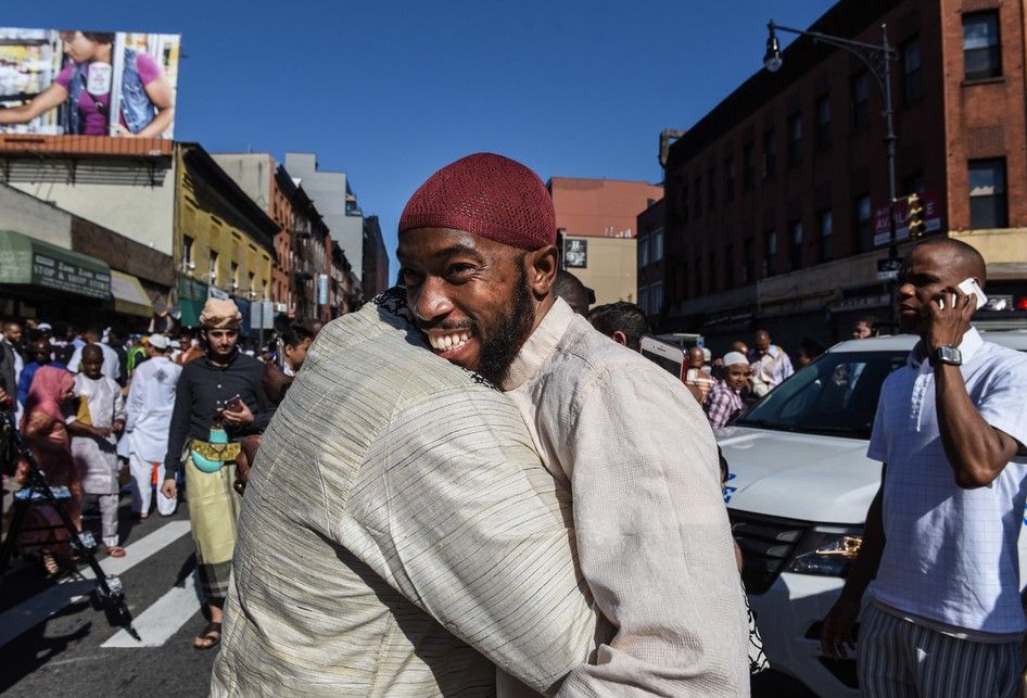 Umat Muslim di New York, Amerika Serikat saling berpelukan seusai menunaikan Shalat Id di Brooklyn, 4 Juni 2019.