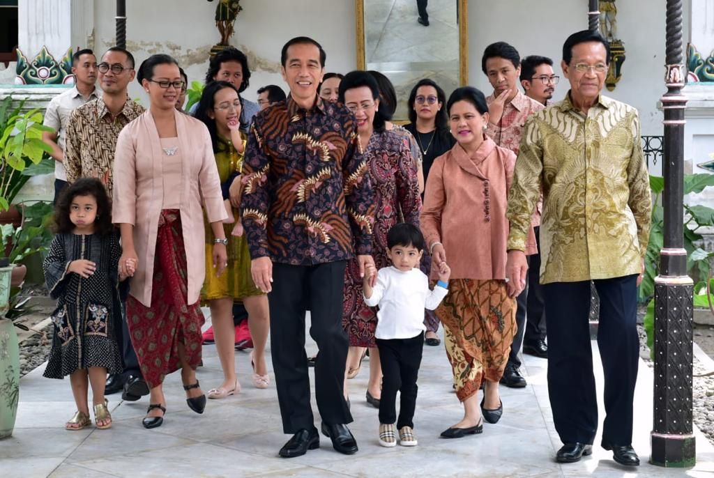 Jan Ethes temani Presiden Jokowi dan Iriana saat kunjungan di Yogyakarta